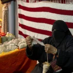 حرفة السدو تبرز حضورها التراثي في مهرجان التمور بدومة الجندل