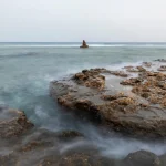 التكوينات الصخرية تشكّل تناغمًا بصريًا مبهرًا على سواحل محافظة الوجه